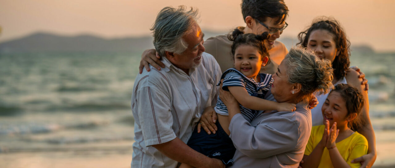 homepage-banner-happy-family-beach