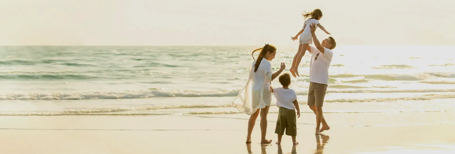 family-holiday-at-the-beach (1)